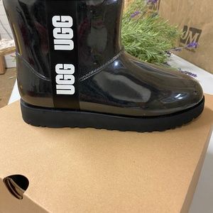 UGG CLASSIC CLEAR MINI. US 9, NEW IN BOX